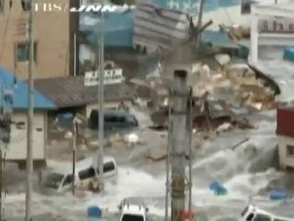 El tsunami arrasó la costa este de Japón y dañó la central de Fukushima.