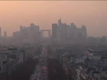 Vista de la Torre Eiffel tras la capa de contaminación este viernes.