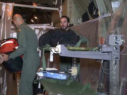 Miembros del Ejército preparan el Hércules C-130 que repatriará al misionero español Manuel García Viejo.
