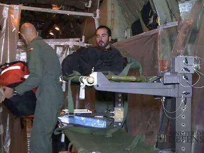 Miembros del Ejército preparan el Hércules C-130 que repatrió al misionero español Manuel García Viejo.