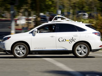 Modelo de coche autoconducido frente a la sede de Google en California.