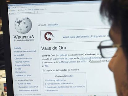 Un internauta consulta la Wikipedia.