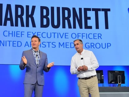 Mark Burnett, izquierda, productor del reality show que promueve Intel, junto con el consejero delegado de la empresa de chips.