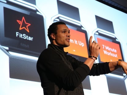 Uno de los representantes de Fitbit durante la presentación de la marca