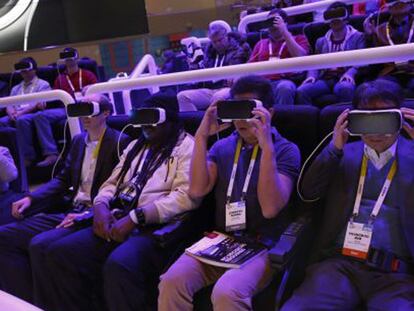 Participantes en el The Oculus Gear VR Theater en 4D, durante el CES. / PATRICK T. FALLON (BLOOMBERG)