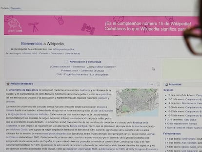 Una usuària llegeix un article de la Wikipedia.