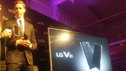 Fernando Torres, durante la presentación del modelo V10. / Vídeo: El nuevo móvil de LG de doble pantalla.