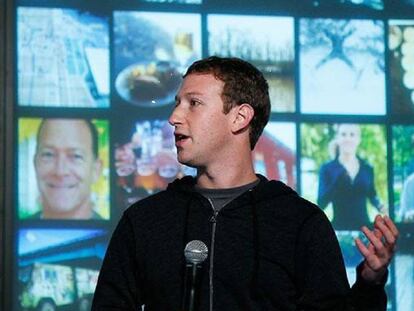 Mark Zuckerberg, creador de Facebook, delante de fotos de usuarios.