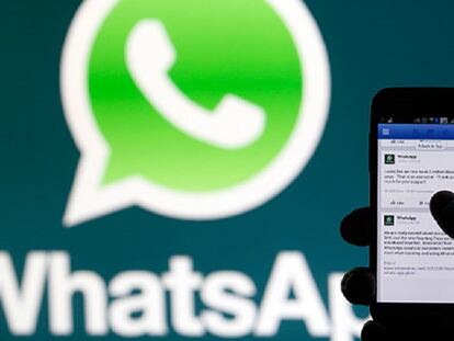 Un usuario utiliza whatsapp en su móvil. Reuters