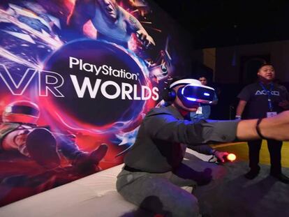 Un jugador prueba las gafas de VR de Playstation, el lunes en Los Ángeles.