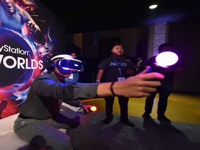 Un jugador prueba las gafas de VR de Playstation, el lunes en Los Ángeles.