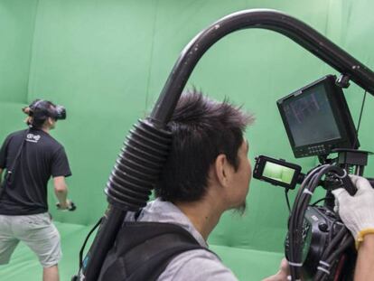 Una 'start-up' china hace una demostración de su sistema de realidad virtual en el MWC de Shanghái. Permite al usuario del juego verse dentro de la historia.