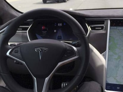 O interior de um Tesla Model S como o que se acidentou usando o piloto automático.