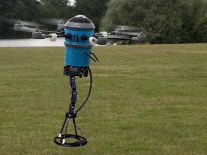 El Mine Kafon Drone identifica y destruye minas terrestres enterradas.