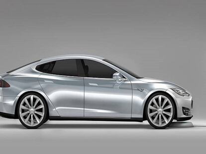 El vehículo Tesla S Model junto al sistema de carga inalámbrico.