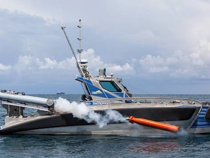 Primer lanzamiento de un torpedo desde un barco no tripulado.