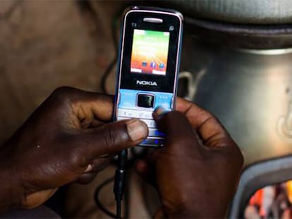 Además de cocinar sin humos, la cocina resuelve también la necesidad de electricidad para iluminar y cargar el teléfono móvil.