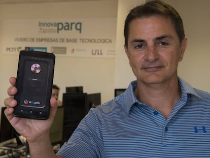 José Manuel Rodríguez, astrofísico, muestra el Natural 3D instalado en un smartphone.