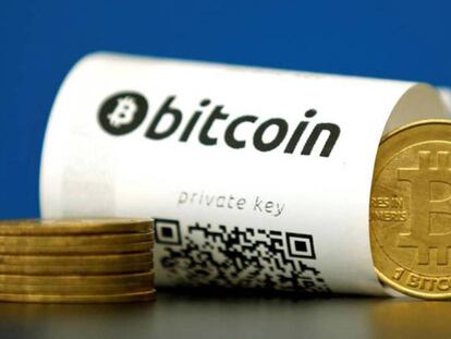 Monedas con el símbolo de bitcoin.
