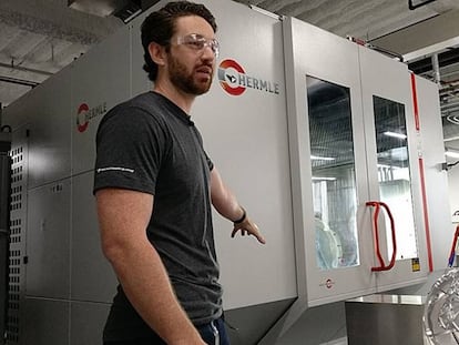 Spencer Burns, responsable de materiales, muestra una impresora 3D de materiales avanzados.