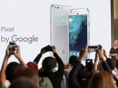 Rick Osterloh, vicepresidente de Hardware en Google,presenta el nuevo Pixel.