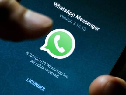 Logotipo de WhatsApp, propiedad de Facebook, en un teléfono inteligente.