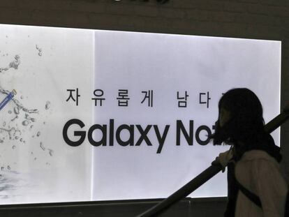 Una mujer observa una publicidad del Galaxy Note 7.