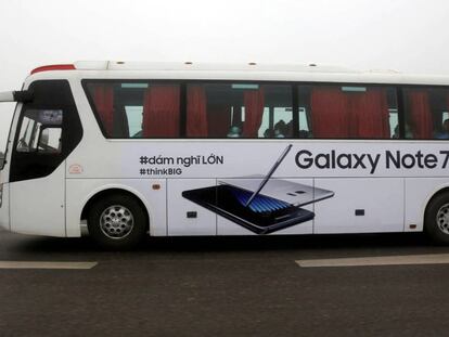 Un autobús de Hanoi con publicidad del teléfono prohibido.