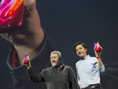 El diseñador del Mi Mix, Philippe Starck (izda), junto al consejero delegado de Xiaomi, Lei Jun (dcha).
