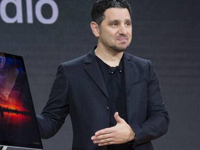 Panos Panay en la presentación del Surface Studio