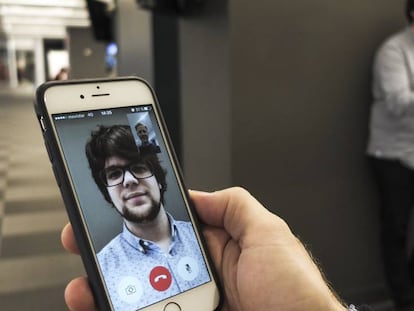 FOTO: Prueba de videollamada con Facetime. VÍDEO: Cómo hacer una videollamada con Whatsapp.