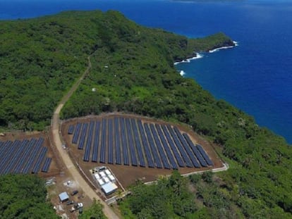 A ilha vulcânica de Ta’u, onde a SolarCity e a Tesla implantaram uma rede elétrica local baseada na energia solar.