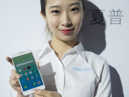 Una mujer muestra el modelo Meilan X, de Meizu.