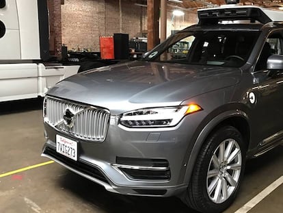 Uno de los coches sin conductor de Uber en el garaje de la aplicación.