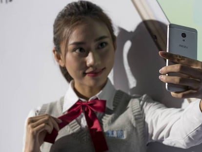 Una mujer se hace un 'selfie' con el nuevo M5s, de Meizu.