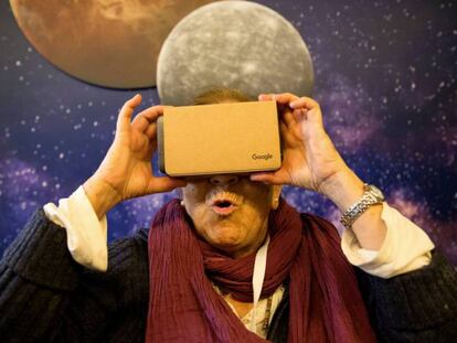 Carmen Sánchez 'viaja' al espacio con las gafas de realidad virtual. Vídeo: Álvaro Rodríguez. Foto: Víctor Sáinz.