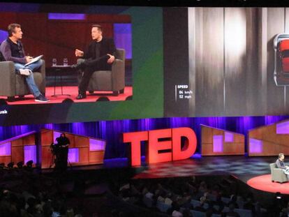 Elon Musk durante la conferencia TED donde ha contado sus planes. En vídeo, la animación que muestra cómo funcionaría la red de túneles ideada por Musk.