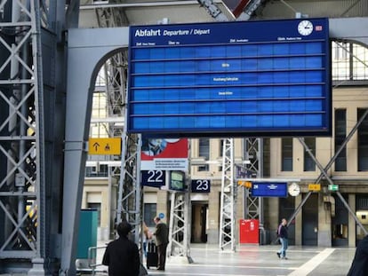 Problemas en los paneles informativos en la estación de trenes de Frankfurt, este lunes.