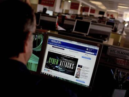 Un periodista lee un articulo sobre el ciberataque global en su puesto de trabajo en Estambul (Turquía).