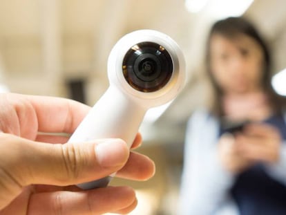 En primer plano, la cámara Samsung Gear 360 2017.