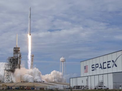 El cohete de SpaceX Falcon 9, con la cápsula Dragon lanzada ayer.