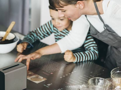 El Sony Xperia Touch convierte una encimera en una pantalla interactiva.