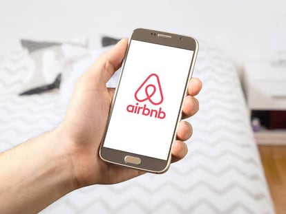 Pantalla de inicio de la app para alojamiento online 'Airbnb'.