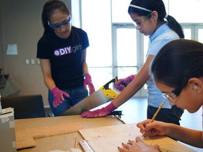 Un grupo de chicas de DIY Girls diseñan y construyen en su taller.