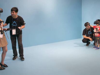 Una madre y su hijo prueban un juego de realidad virtual diseñado por Vive. En vídeo, las novedades del 5G.