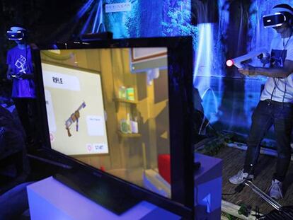 Dos asistentes testean los videojuegos en realidad virtual de Playstation VR Resort.