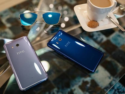 Modelos en tono azul y plateado del HTC U11.