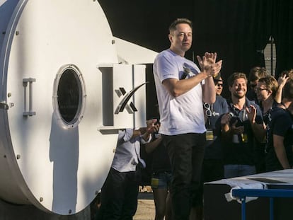 Elon Musk felicita al equipo ganador de la competición Hyperloop Pod en Hawthrone, California. En vídeo, el recorrido de los ganadores.