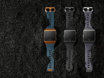 El nuevo reloj inteligente de Fitbit cuenta con múltiples sensores para el seguimiento del sueño y la actividad física.
