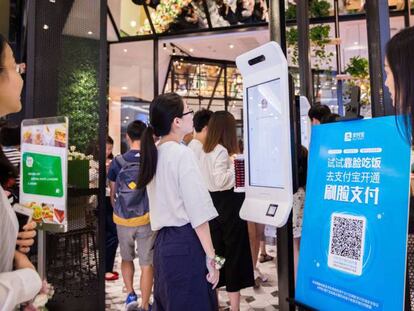 Imagen del sistema de pago por reconocimiento del rostro en un KFC de Hangzhou (China).